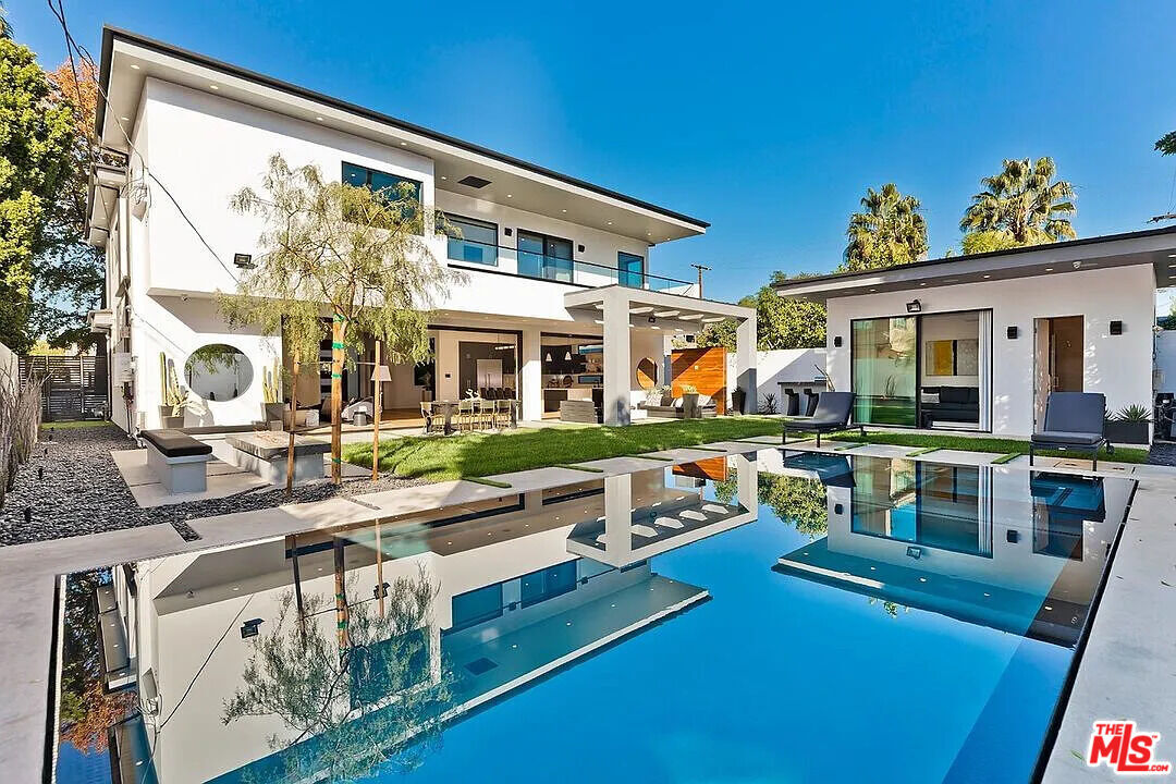 Property Photo: 14812 Morrison St CA 91403