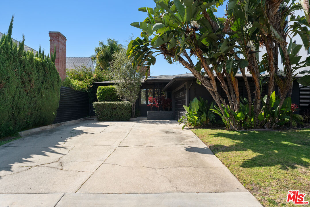 Property Photo:  1903 Preuss Rd  CA 90034 