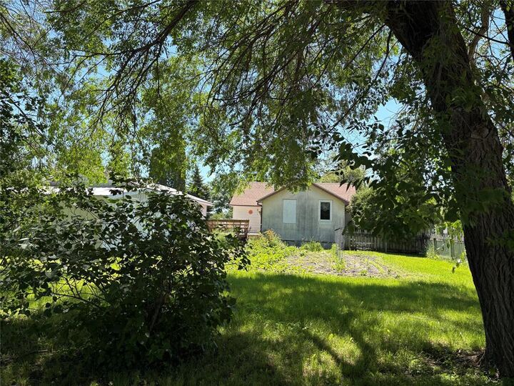 Property Photo:  803 Ashton Avenue  MB R0E 0C0 