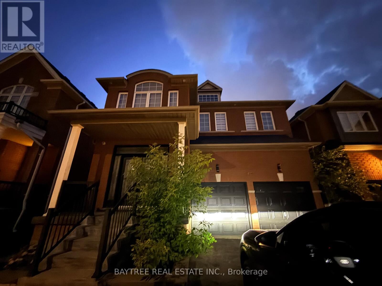 Property Photo:  162 Bathurst Glen Drive  ON L4J 8Y8 