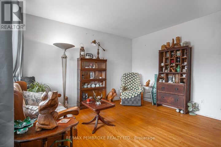 Property Photo: 136 Ellis Avenue ON K8A 2H9