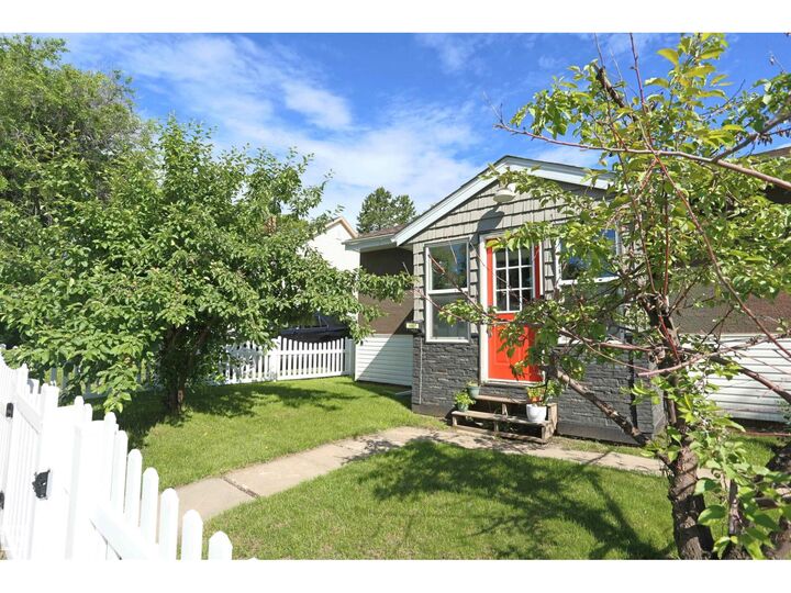 Property Photo:  4807 53 Av  AB T7Z 1C5 