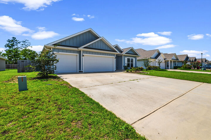 Property Photo:  724 Quintana Street  FL 32539 