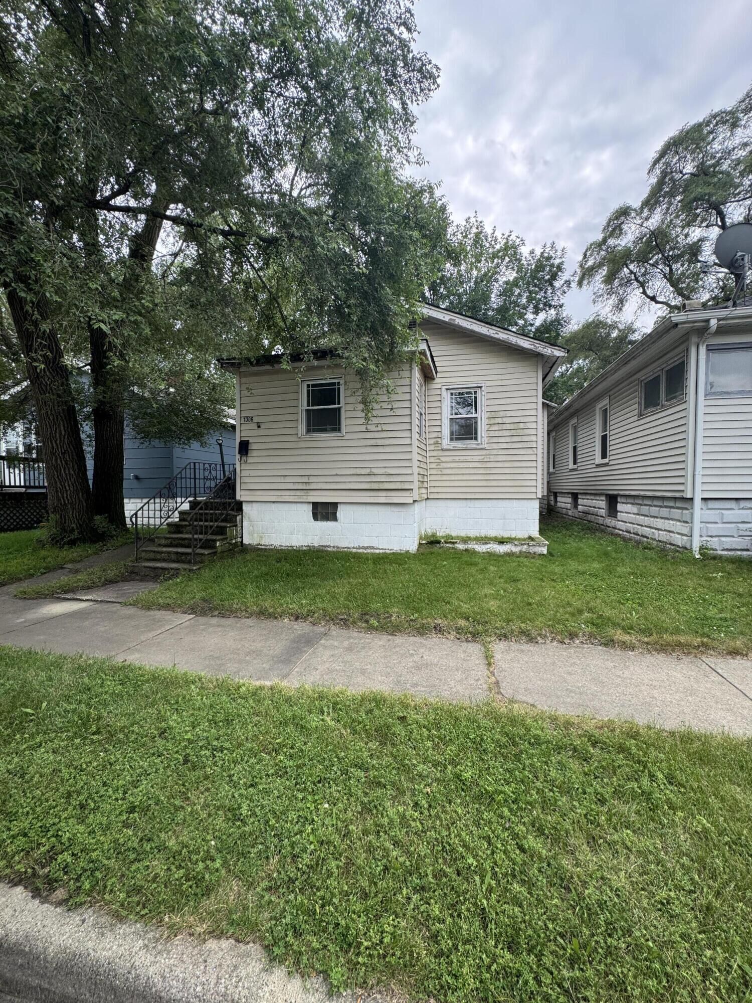 Property Photo:  1306 Sherman Street  IN 46320 