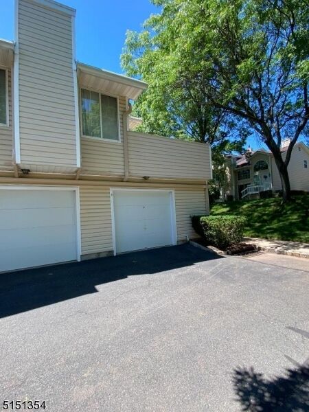 Property Photo:  8 Dunbar Court Ondo 8  NJ 07921 