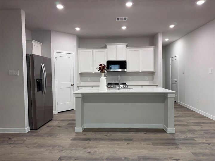 Property Photo:  533 Shoreview Drive  TX 77303 