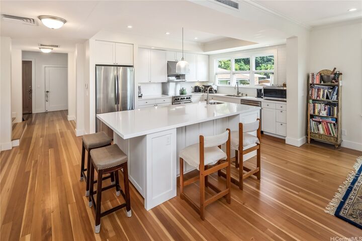 Property Photo:  2463 Kekuanoni Street  HI 96813 