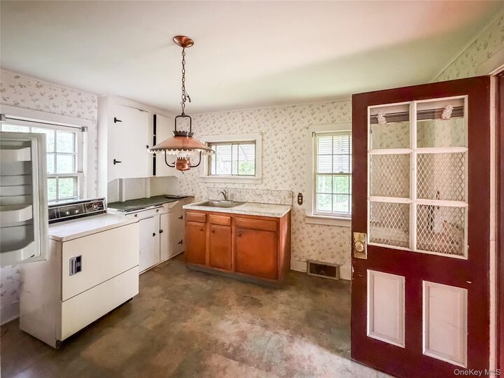 Property Photo:  126 S Quaker Lane  NY 12538 