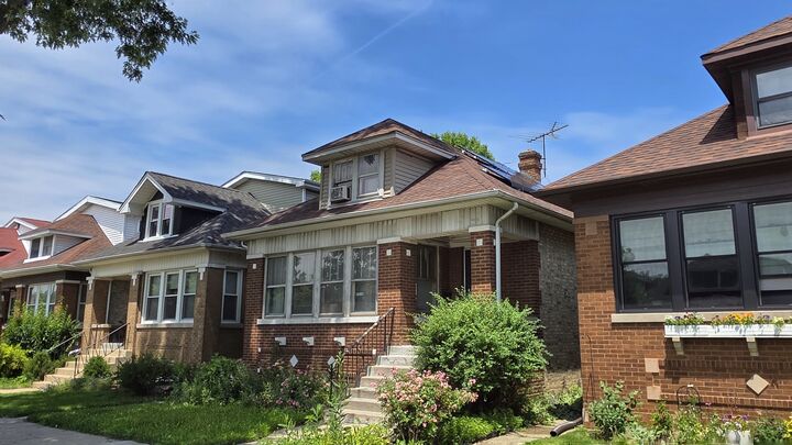 Property Photo:  5020 W Dakin Street  IL 60641 