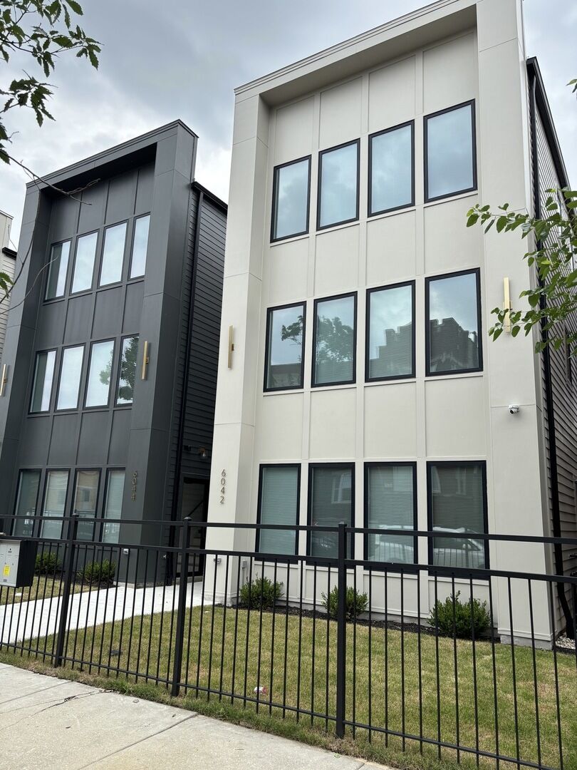 Property Photo: 6042 S Eberhart Avenue 2 IL 60637