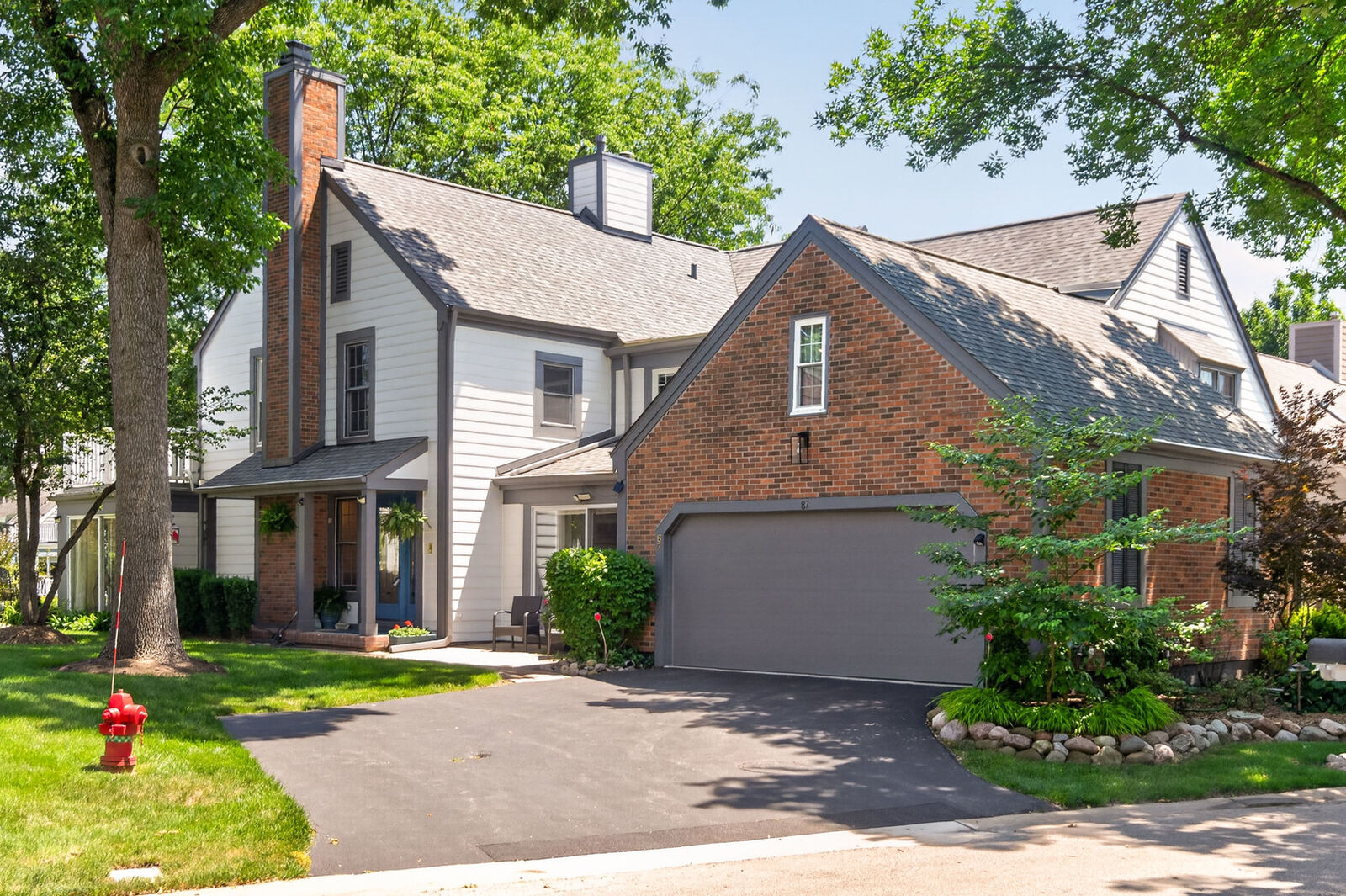 Property Photo: 87 Whittington Course IL 60174