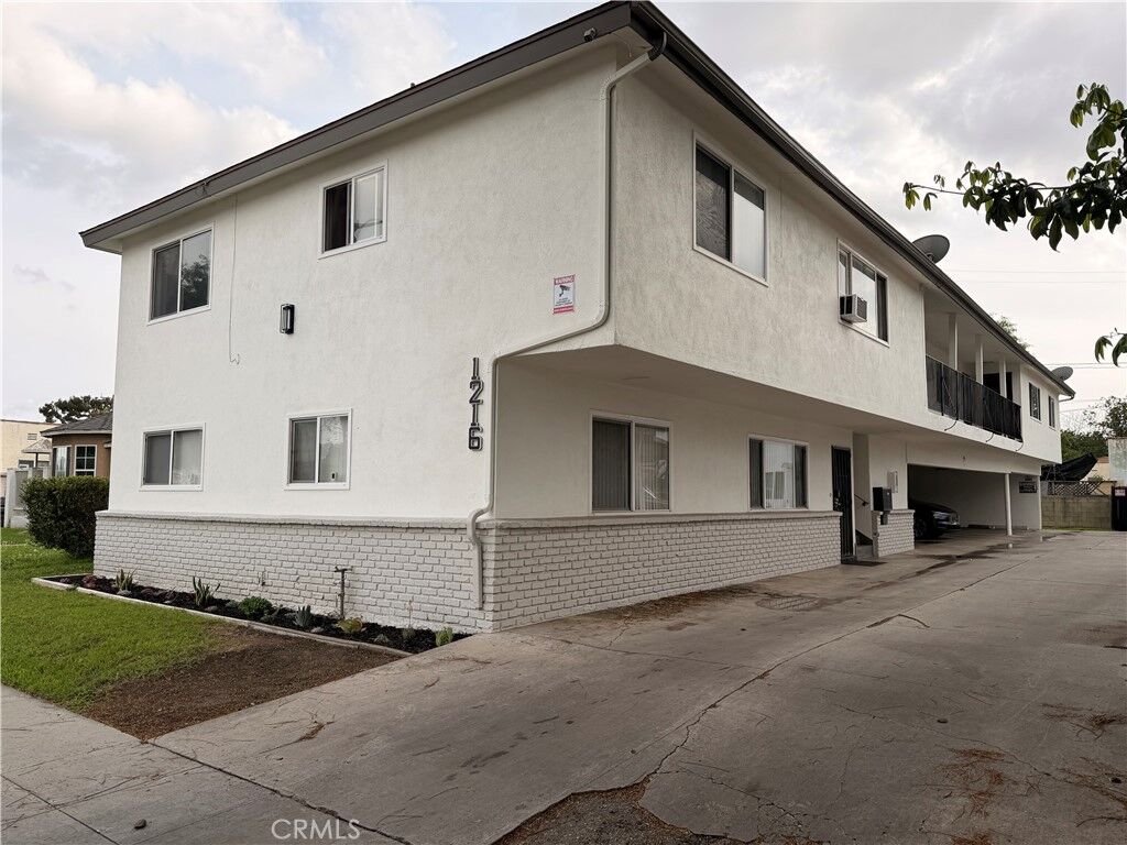 Property Photo:  1216 E 56th  CA 90805 