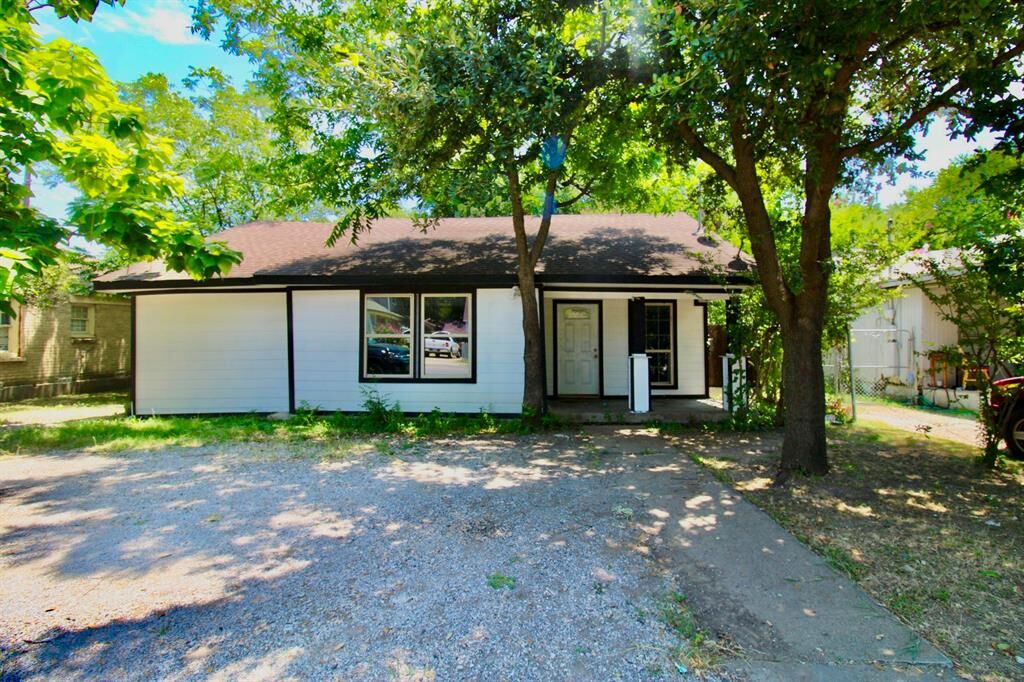 Property Photo: 1206 S Edgefield Avenue TX 75208