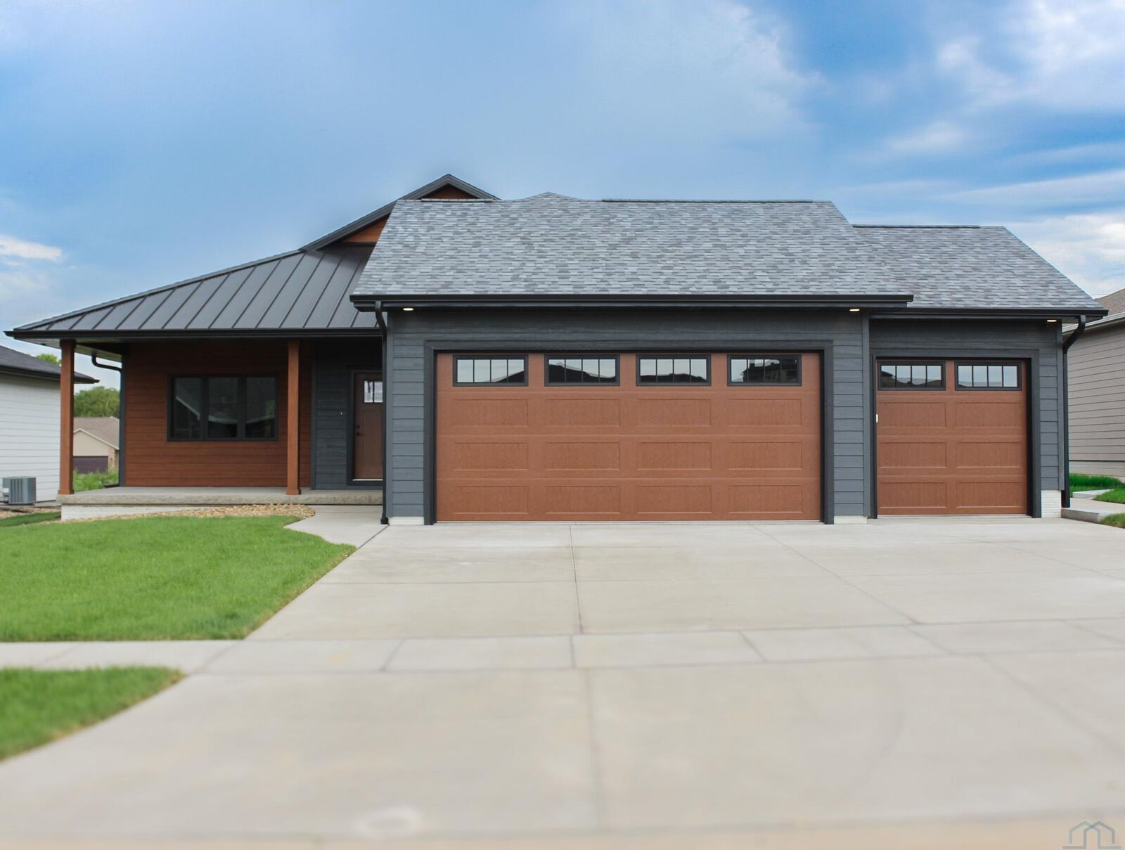 Property Photo: 121 SE 19th St SE IA 51031