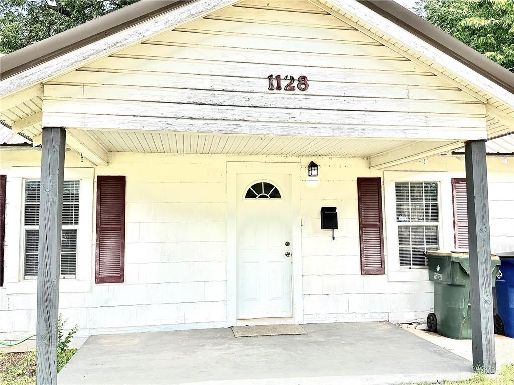 Property Photo: 1128 W Tennessee Avenue OK 73018