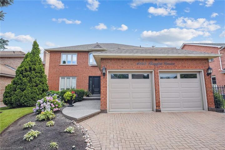 Property Photo: 4665 Beaufort Terrace ON L5M 3J1