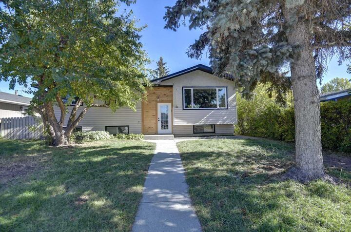 205 Allan Crescent SE — photo 1