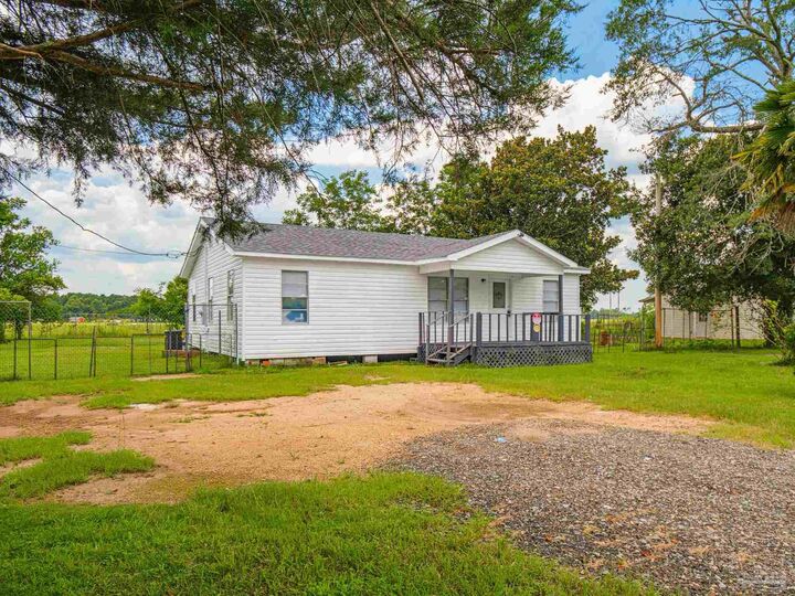 Property Photo: 2451 Green Village Rd FL 32568