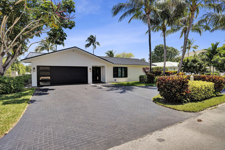 Property Photo: 933 Banyan Drive FL 33483
