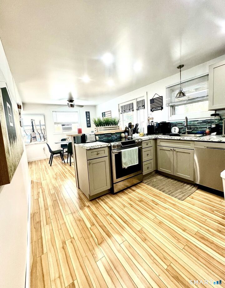 Property Photo:  249 Pequot Avenue 1  CT 06320 
