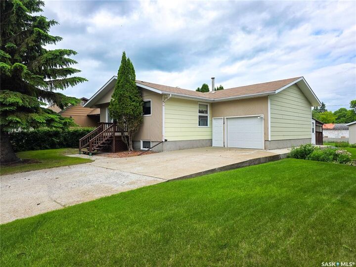Property Photo: 618 4th Avenue W SK S0A 2P0