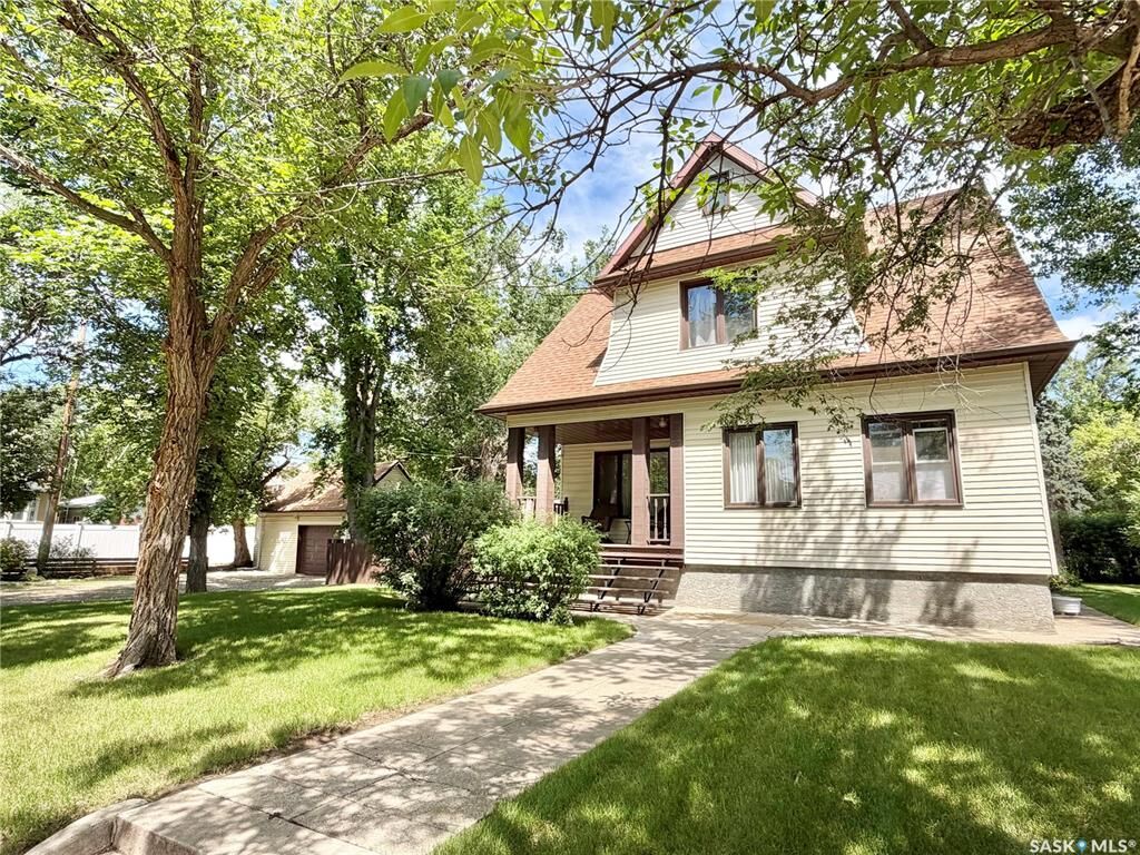 Property Photo:  1108 Redland Avenue  SK S6H 3P3 