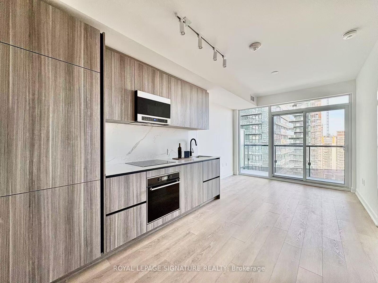 Property Photo:  117 Broadway Avenue 2006  ON M4P 1V3 