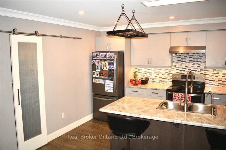 Property Photo:  1 Chamberlain Avenue 9  ON N5C 0A3 