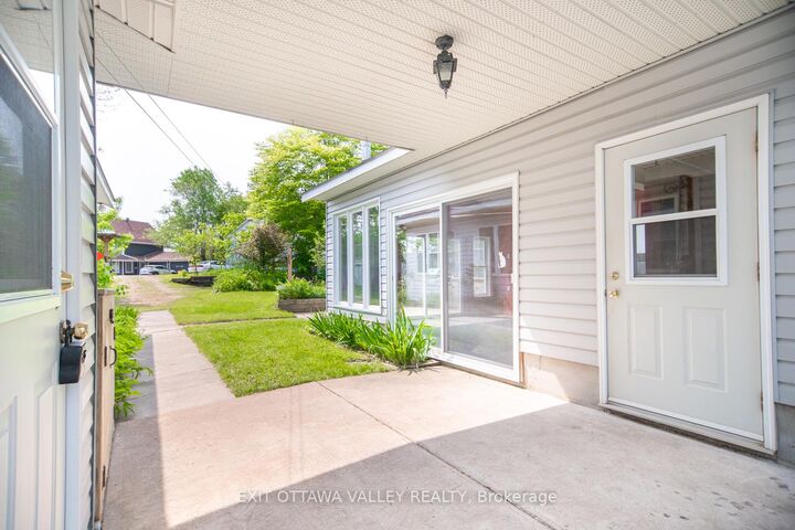 Property Photo: 415 Trafalgar Road ON K8A 5B3