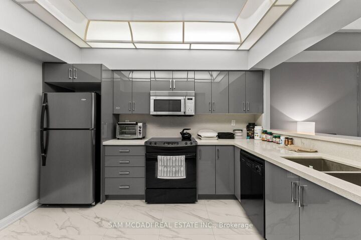 Property Photo: 24 Hanover Road 2205 ON L6S 5K8