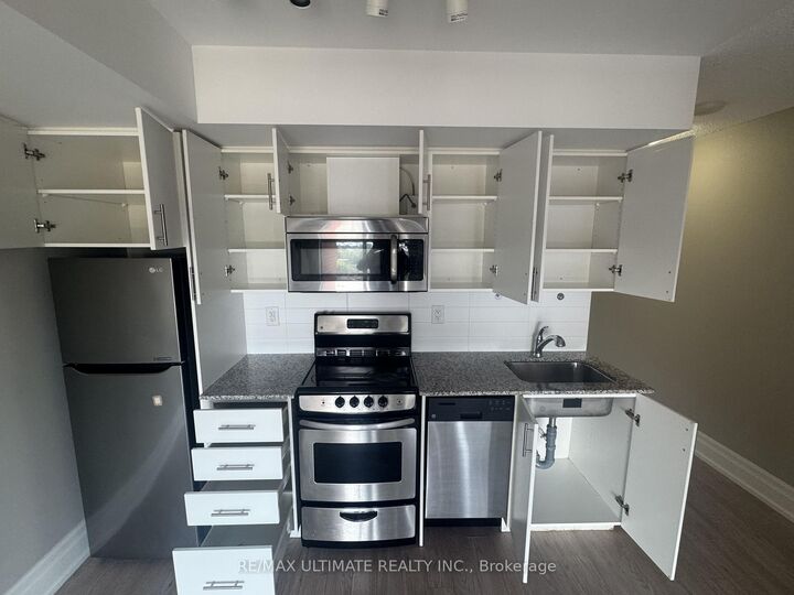 Property Photo: 800 Lawrence Avenue W 516 ON M6A 0B1