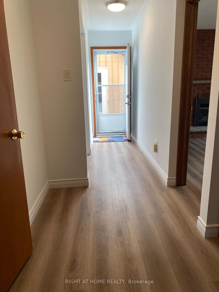 Property Photo:  1596 Corkstone Glade Main  ON L4W 2E7 