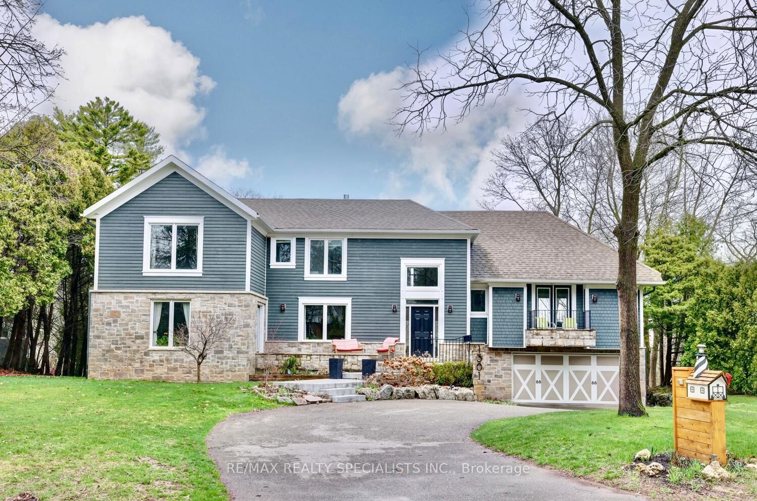 Property Photo: 1301 Gatehouse Drive ON L5H 1A6