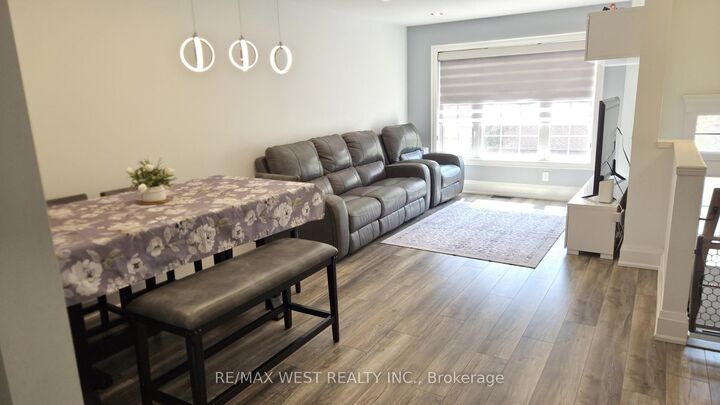 Property Photo:  3020 Cedarglen Gate 33  ON L5C 4S7 