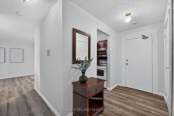 Property Photo: 735 Deveron Crescent 102 ON N5Z 4X8