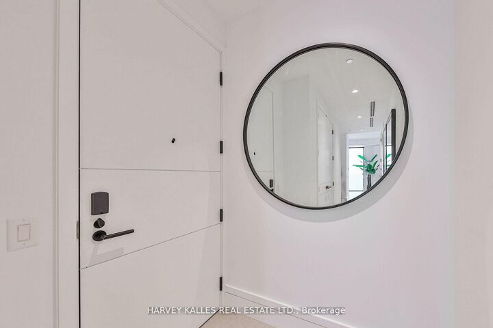 Property Photo:  215 Lonsdale Road 1707  ON M4V 1W7 