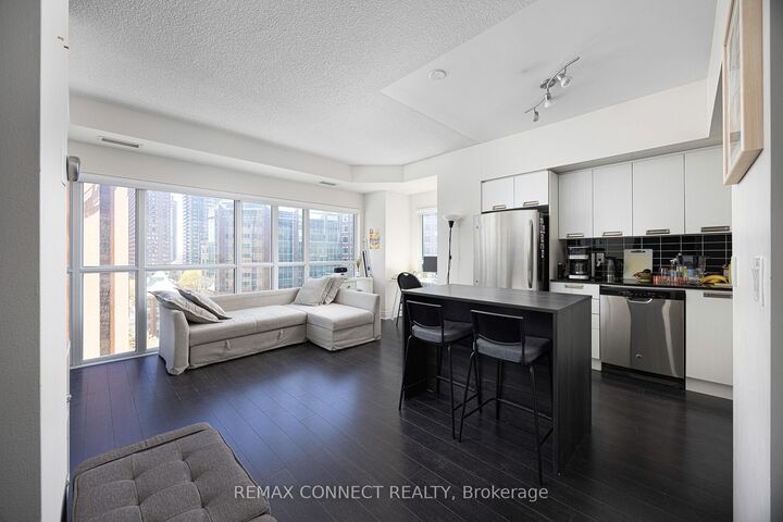 Property Photo:  28 Ted Rogers Way 1012  ON M4Y 2J4 