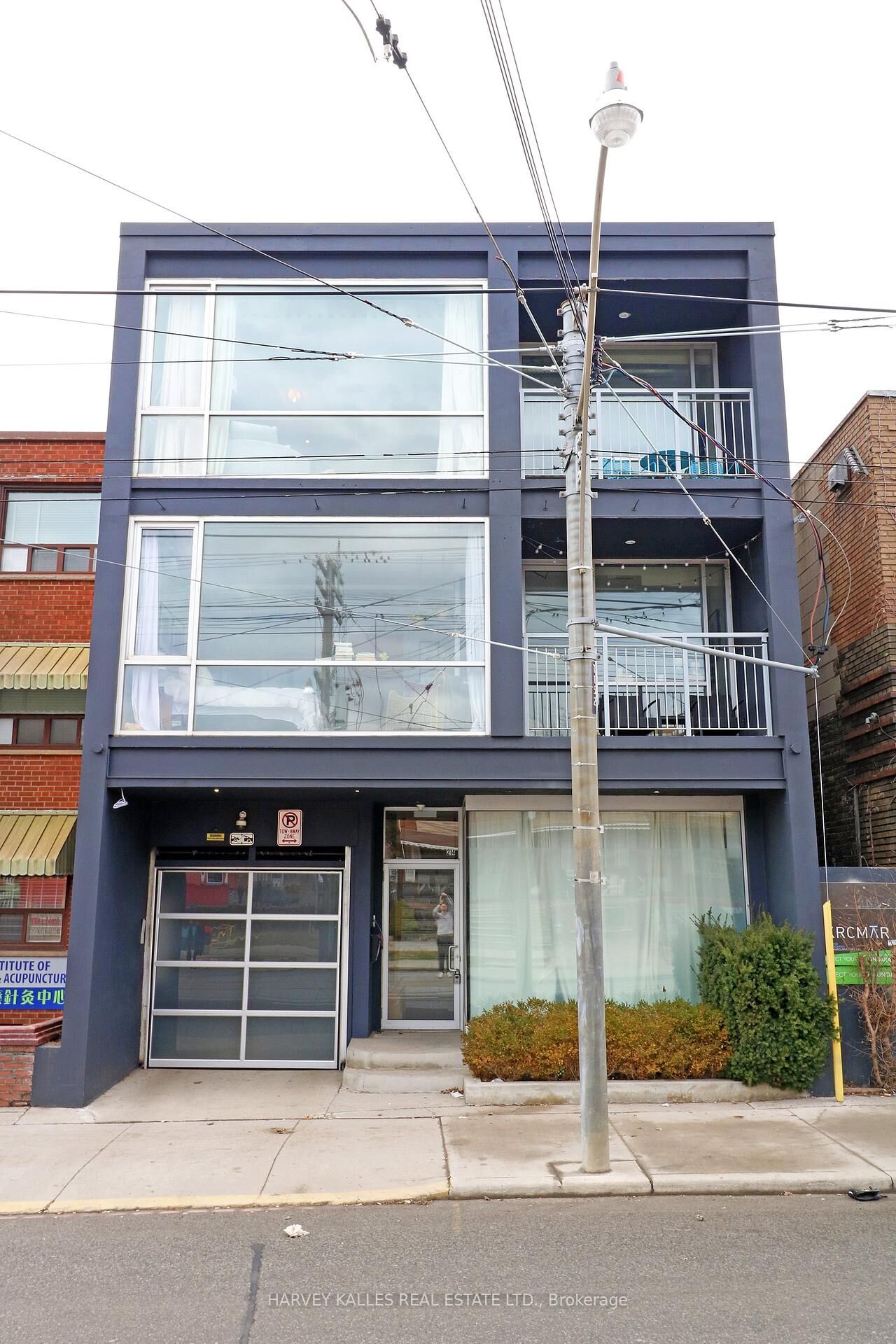 Property Photo: 214 Bathurst Street B1 ON M5T 2R9