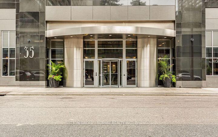 Property Photo:  35 Balmuto Street 1402  ON M4Y 0A3 