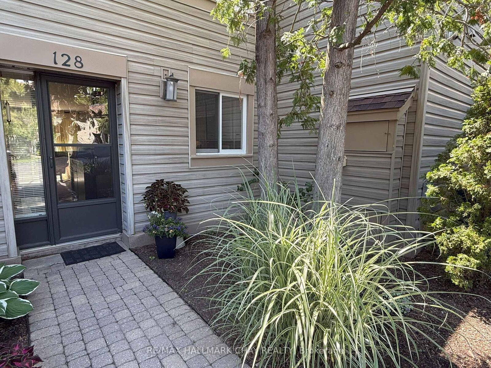 Property Photo: 128 Escarpment Crescent 18 ON L9Y 5B4