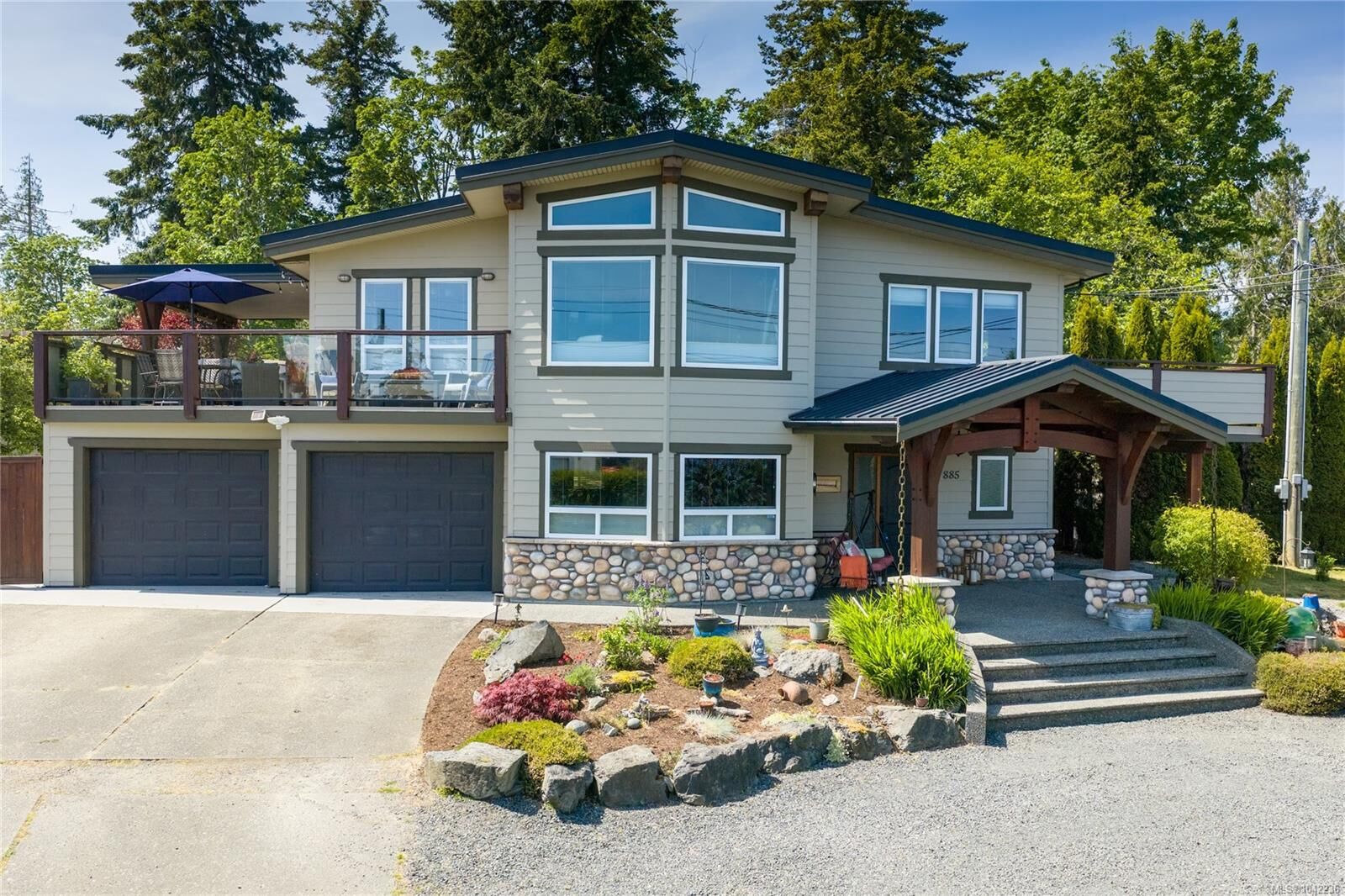Property Photo: 885 Glenhale Cres BC V9P 1Z7