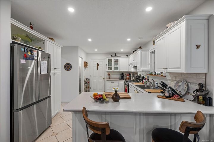 Property Photo: 879 Aberdeen Dr BC V9P 2L9