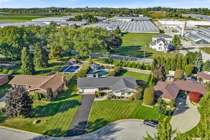Property Photo: 7 Longbeach Drive ON N8H 4H9