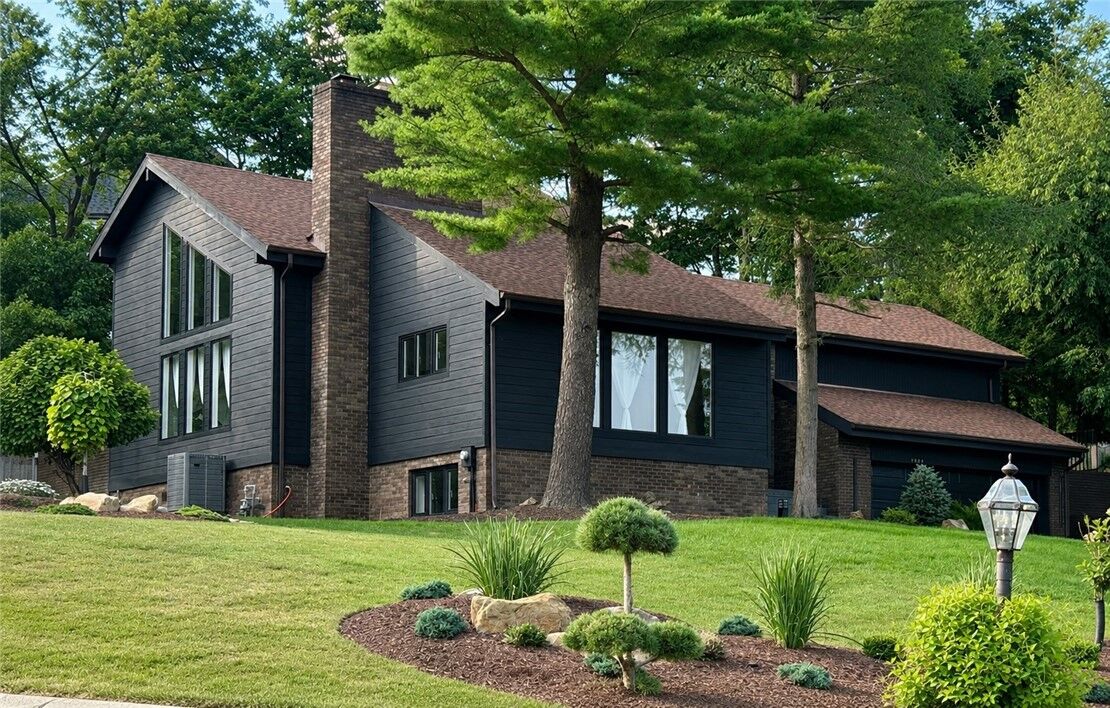 Property Photo: 1660 Queens Dr PA 15129