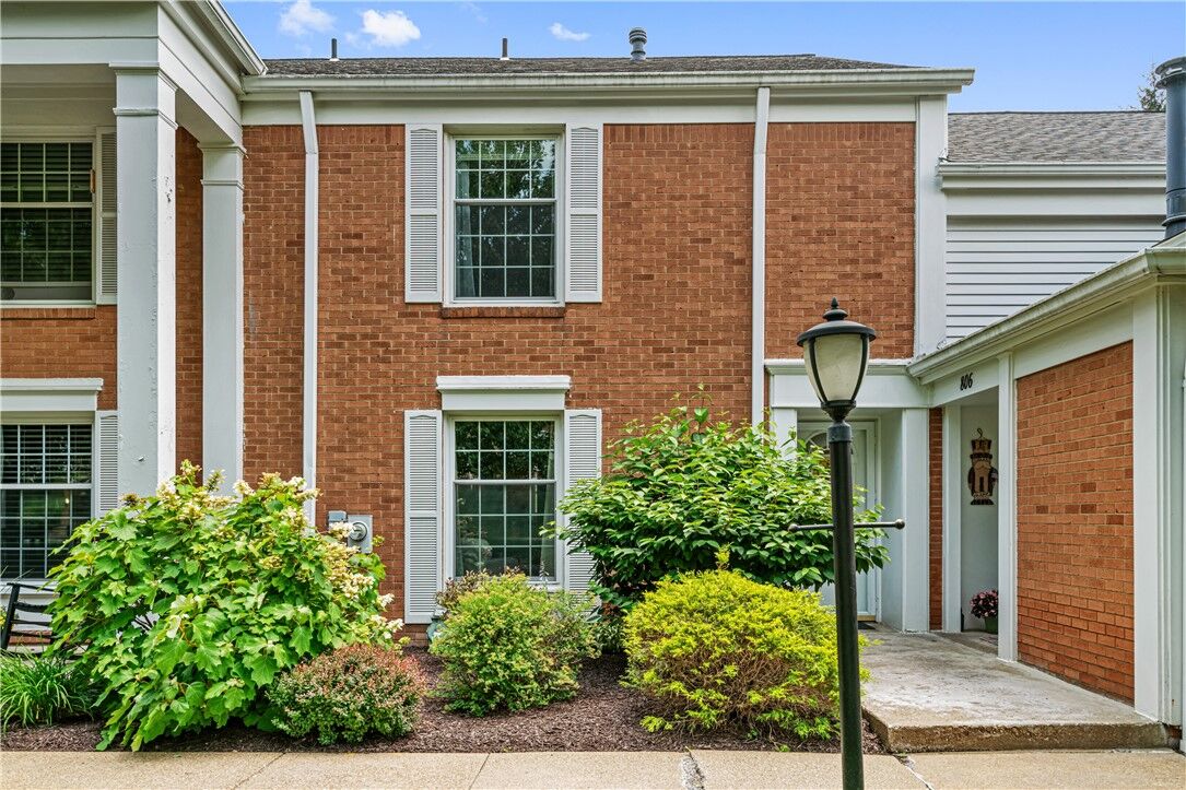 Property Photo: 1818 Foxcroft Ln 805 PA 15101