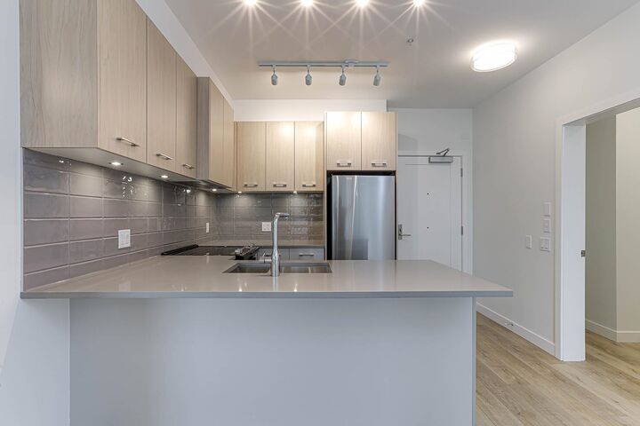 Property Photo: 4933 Clarendon Street 403 BC V5R 3J3