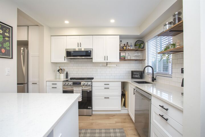 Property Photo: 1381 Martin Street 202 BC V4B 3W6