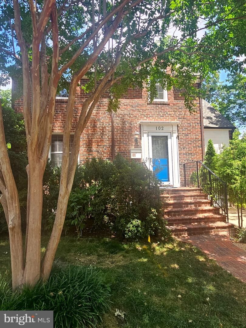 Property Photo:  102 E Oak Street E  VA 22301 