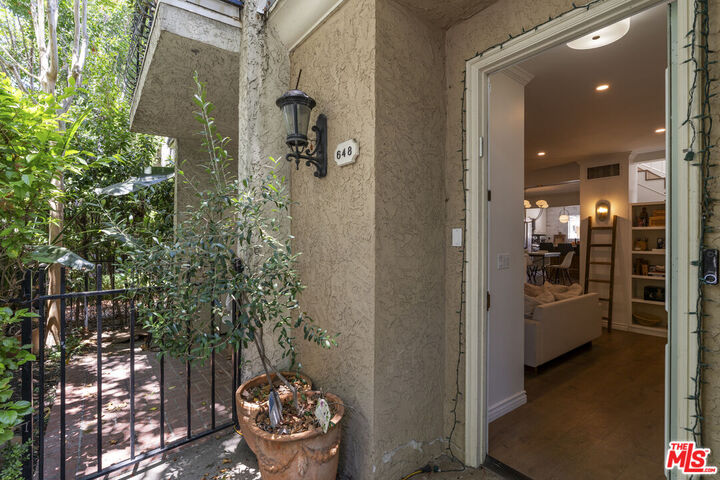 Property Photo: 648 Wilcox Ave CA 90004
