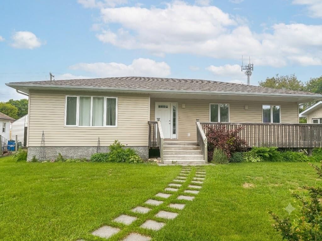 Property Photo: 106 5th Avenue MB R0C 1B0
